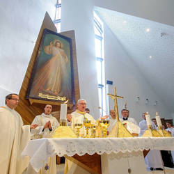 Le crucifix dor� dans l'�glise - sculpture du Christ crucifi�