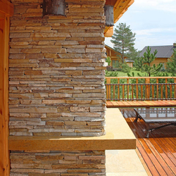 Appliques murales forg�es à la main avec un motif naturel d'�corce sur la terrasse du chalet de montagne