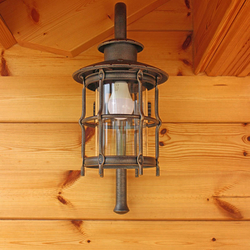 Lampe artistique à l'entr�e du chalet de montagne, forg�e à la main dans la forge artistique UKOVMI
