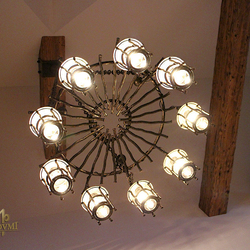 Chandelier forg� à la main dans le style BABICKA dans le hall d'une maison familiale � luminaire artistique