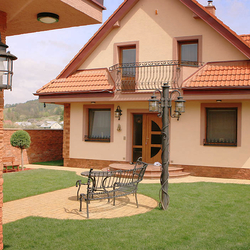 Maison familiale et jardin dans le style forg�