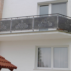 Garde-corps de balcon forg� avec plaques - ext�rieur dans un style uniforme