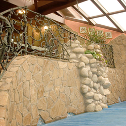 Garde-corps forg� à la main pour escaliers et terrasse avec piscine autour d'une villa familiale