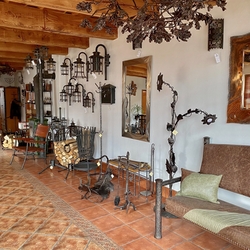  Forging artistique UKOVMI � showroom � canap� forg� avec cuir, miroirs, �clairage, porte-bois, accessoires...