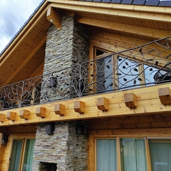 Balustrade artistique forg�e avec un motif forestier de pin sur le balcon d'une maison de montagne des Tatras - balustrade ext�rieure