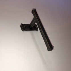 Porte-papier toilette mural en acier forg�. Accessoire pour vos salles de bain de haute qualit�.