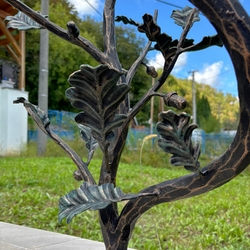 Détail d’un rameau de chêne sur la rampe en fer forgé à l’entrée de la maison familiale Détail d’un rameau de chêne sur la rampe en fer forgé à l’entrée de la maison familiale