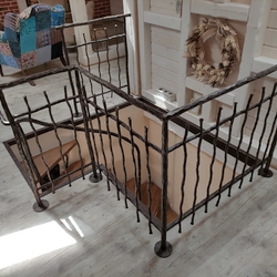 Garde-corps forgé 'BABICKA' dans un style vintage, réalisé pour les combles d’une maison familiale Garde-corps forgé 'BABICKA' dans un style vintage, réalisé pour les combles d’une maison familiale