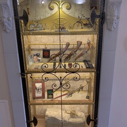 Vitrine forg�e avec du verre dans une maison bourgeoise du 15e siècle à Spi�sk� Nov� Ves, Slovaquie