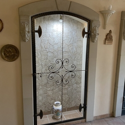 Vitrine forg�e avec du verre dans une maison bourgeoise du 15e siècle à Spi�sk� Nov� Ves