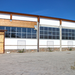 Abri m�tallique et accessoires dans le domaine �questre