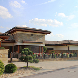 Cl�ture en fer forg� avec des porte-pots � fleurs