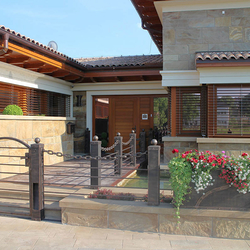 Solution int�gral de cl�ture d'une villa. Portillon,cl�ture avec les luminaires et porte-pots à fleurs.