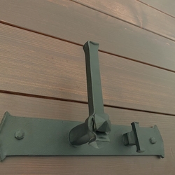 Poign�es forg�es sur les portes des toilettes et de la salle de bain