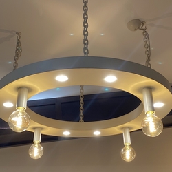 Lustre original en fer forg� sur une chaine en acier r�glable � luminaire design