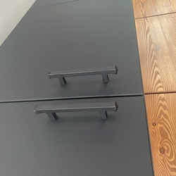 Poign�es design de couleur grise pour les meubles de cuisine