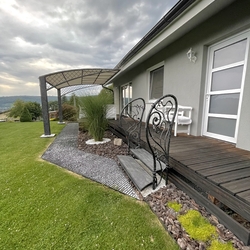 Balustrade forg�e à la main avec des marches sur la terrasse d'une maison familiale - balustrade ext�rieure et escaliers