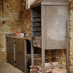 Chemin�e forg�e ext�rieure et accessoires dans un pavillon familial d'�t�