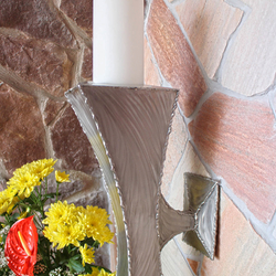 Bougeoir fait à la main en acier inoxydable bross� dans une chapelle