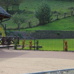 Cl�ture forg�e pour le jardin près de la maison de campagne rappelant les anciens temps des grands-mères