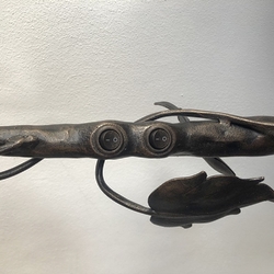 Lampe à pied en fer forg� - joyau d'am�nagement int�rieur - vue approch�e.