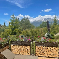 �clairages de jardin forg�s faisant partie de la rambarde design avec espace de rangement pour le bois et les pots de fleurs