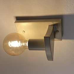 Luminaire de style �pur� � applique murale moderne en acier.