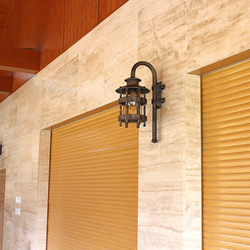 Eclairage ext�rieur de la maison familiale par des luminaires en fer forg� Historik � luminaires d�exception