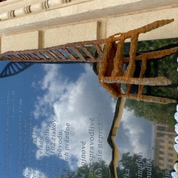 Chaise vide � plaque comm�morative r�alis�e comme un m�morial pour le pass� et un rappel pour les g�n�rations futures