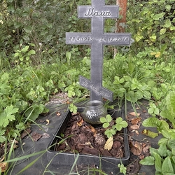 Monument en forg� pour urne avec croix et inscription dans le jardin
