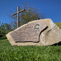 Pierre tombale avec une croix forg�e, une plaque avec des inscriptions et une photographie, et une rose d�corative