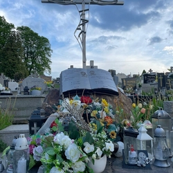 Monument � un livre ouvert et une croix sur un rocher