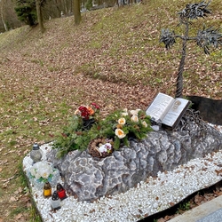 Un monument exceptionnel con�u et cr�� à UKOVMI avec amour en m�moire de l'un de nous
