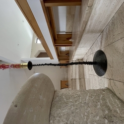 Bougeoir forgé dans l'église du Christ Roi à Prešov – ferronnerie sacrée Bougeoir forgé dans l'église du Christ Roi à Prešov – ferronnerie sacrée