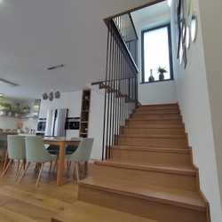 Rampe d’escalier intérieure – garde-corps moderne en fer forgé Rampe d’escalier intérieure – garde-corps moderne en fer forgé