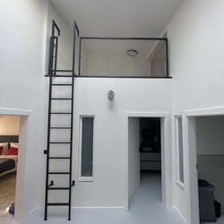 Garde-corps moderne en métal avec échelle, assurant une utilisation optimale des espaces dans les pièces hautes Garde-corps moderne en métal avec échelle, assurant une utilisation optimale des espaces dans les pièces hautes