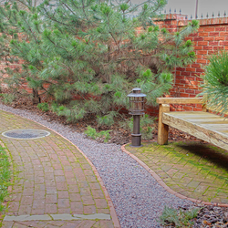 Lampadaire base en fer forg� d�ext�rieur pour un jardin. Inspir� par l��poque ancienne. 