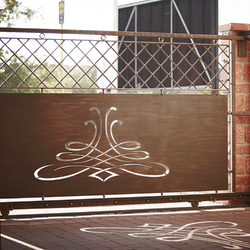 Portail contemporain en forg� fer