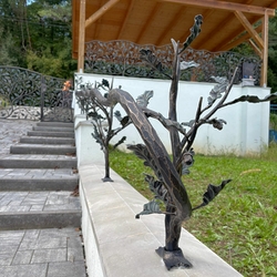 Garde-corps et clôture forgés à la main avec un motif forestier Garde-corps et clôture forgés à la main avec un motif forestier