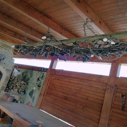  Lustre haut de gamme Vigne incorpor� dans un r�telier en bois, am�nag� dans une tonnelle de jardin � luminaire artisanal forg� main