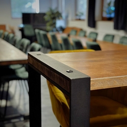 Tables design � structure en m�tal cr��e par UKOVMI pour le ranch de Kralova Lehota