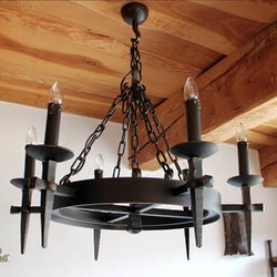 Suspension en fer forg� Antik � luminaire au design ancien à 6 chandelles pour les int�rieurs de l��poque - lustre artisanal