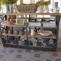 �tagère moderne en m�tal dans un restaurant � mobilier moderne