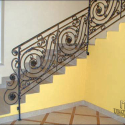 Garde-corps pour l'escalier - un garde corps en fer forgé sur mesure par UKOVMI. Garde-corps pour l'escalier - un garde corps en fer forgé sur mesure par UKOVMI.