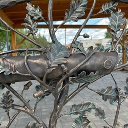 Boîte aux lettres forgée à la main avec le logo UKOVMI, intégrée dans le garde-corps design Boîte aux lettres forgée à la main avec le logo UKOVMI, intégrée dans le garde-corps design