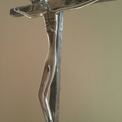 Croix forg�e polie dans l��glise