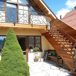 Balustrade artistique fabriqu�e pour un chalet dans les montagnes de Liptov - balustrade forg�e à la main avec le logo UKOVMI