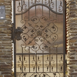 Portillon en fer forg� de qualit� comme partie int�grante de la cl�ture d�une maison familiale