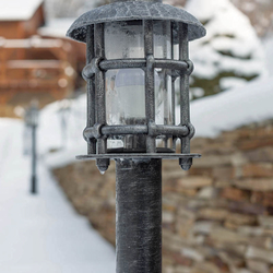 Borne de jardin – luminaire d’extérieur en fer forgé pour éclairer un chalet de montagne ou une maison de campagne Borne de jardin – luminaire d’extérieur en fer forgé pour éclairer un chalet de montagne ou une maison de campagne