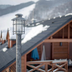 Lampadaire extérieur en fer forgé – luminaire de haute qualité créé par atelier Ukovmi éclairant un chalet de la montagne Lampadaire extérieur en fer forgé – luminaire de haute qualité créé par atelier Ukovmi éclairant un chalet de la montagne